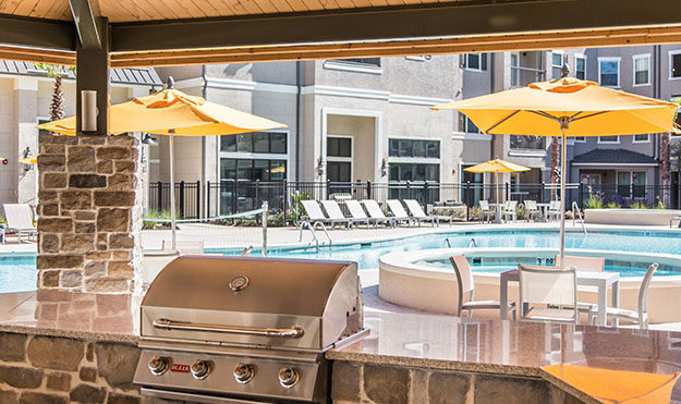Poolside Grills & Outdoor Kitchen